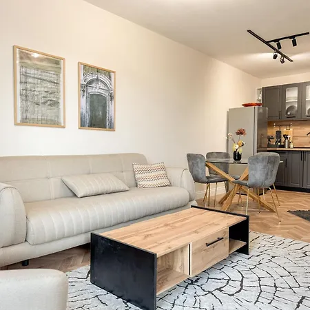 Elegant 1br With Balcony In By Flat Manаger Appartamento *