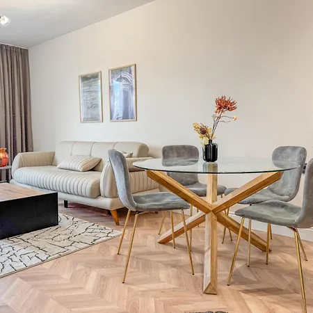 Apartament Elegant 1br With Balcony In By Flat Manаger